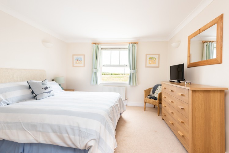 2 Thurlestone Beach Apartments - photo 4
