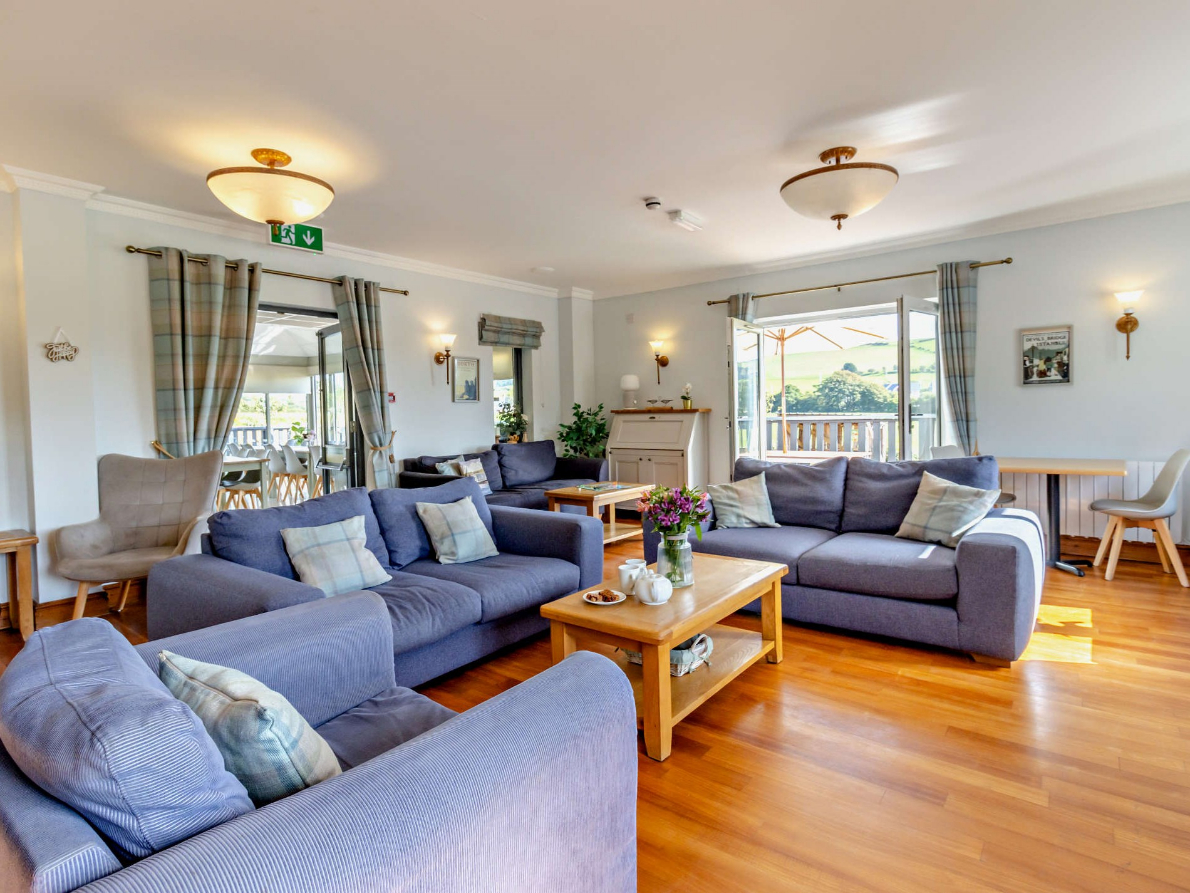 Serene Seaside Manor - Pet-Friendly Paradise - photo 4