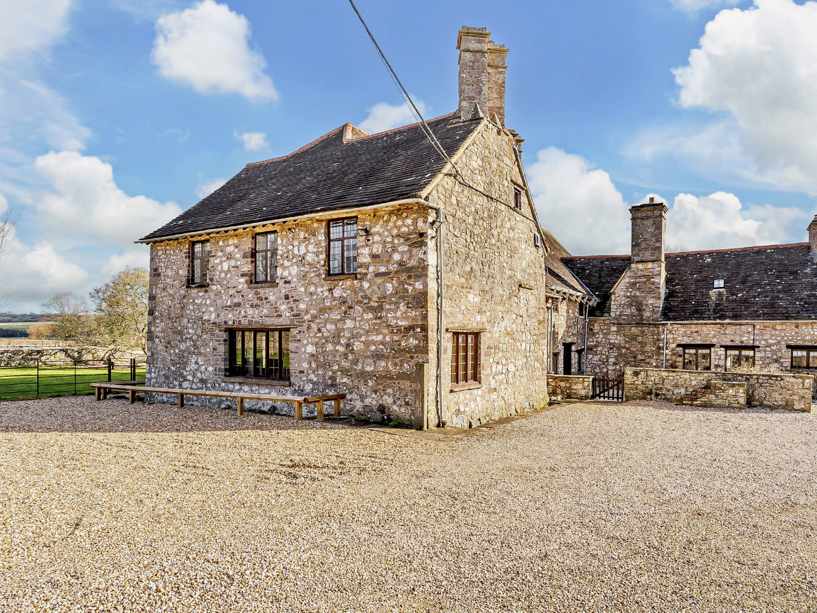 Riverside Retreat - Luxe Farmhouse - photo 2