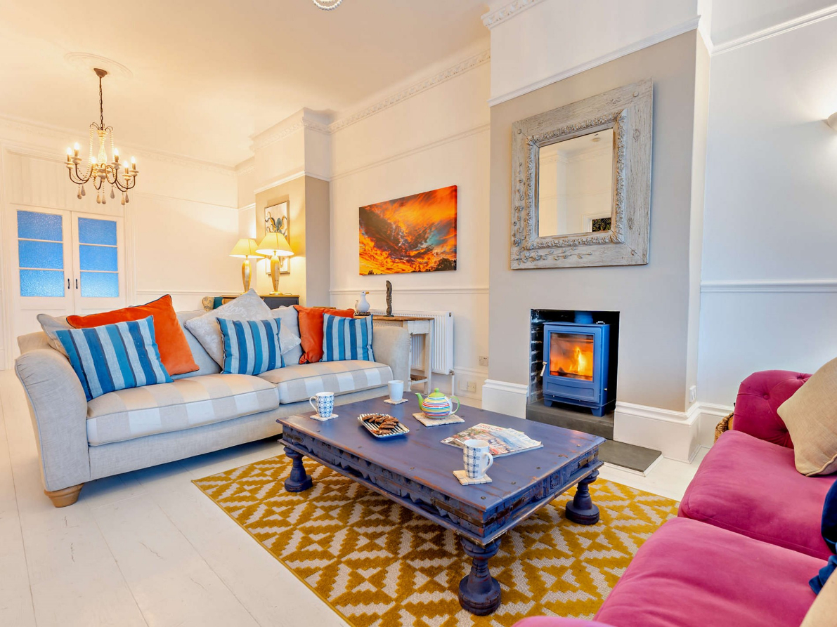 Coastal Charm - Luxurious 6BR Cottage & Hot Tub - photo 2