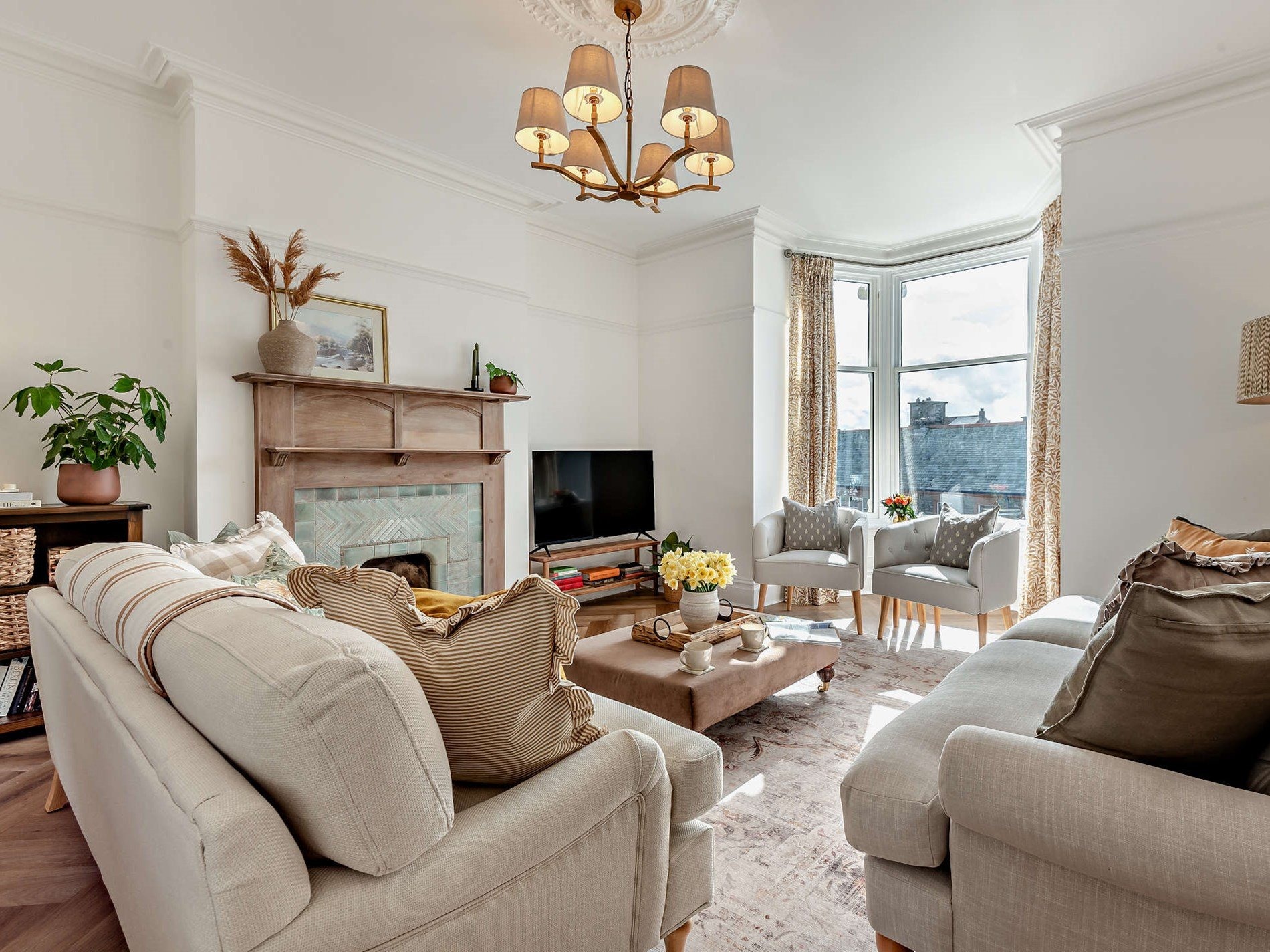 Lakeside Elegance - Stylish Townhouse Retreat - photo 2