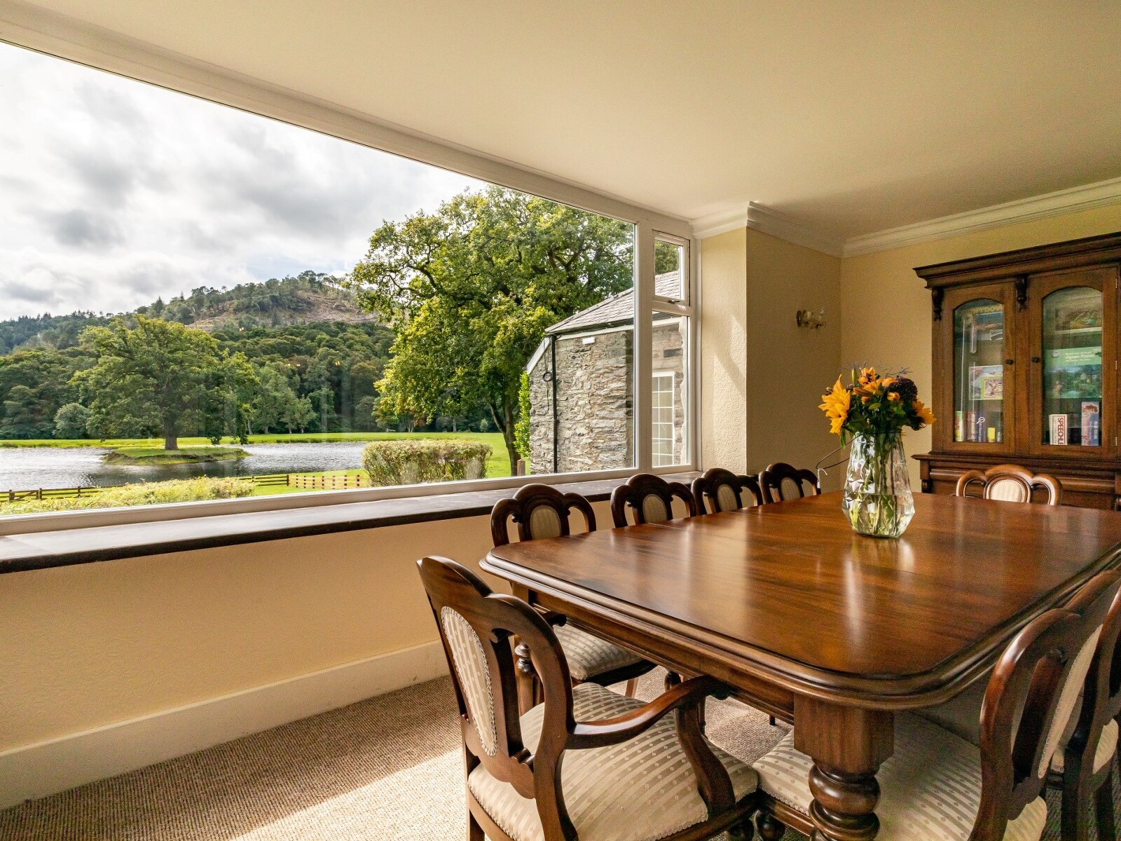Lakeside Luxuria - Imposing Elegance & Endless Activities - photo 2