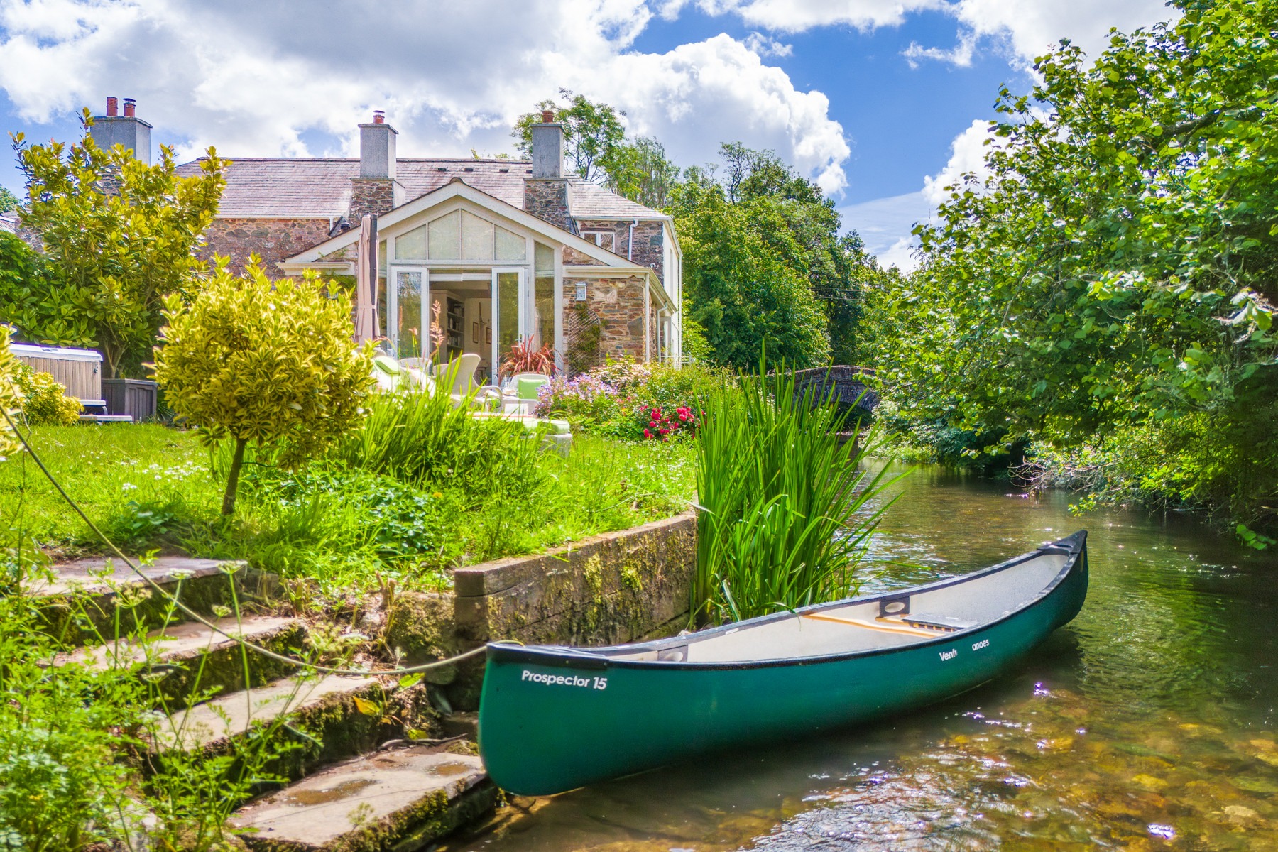 Bow Bridge House and Cottages 