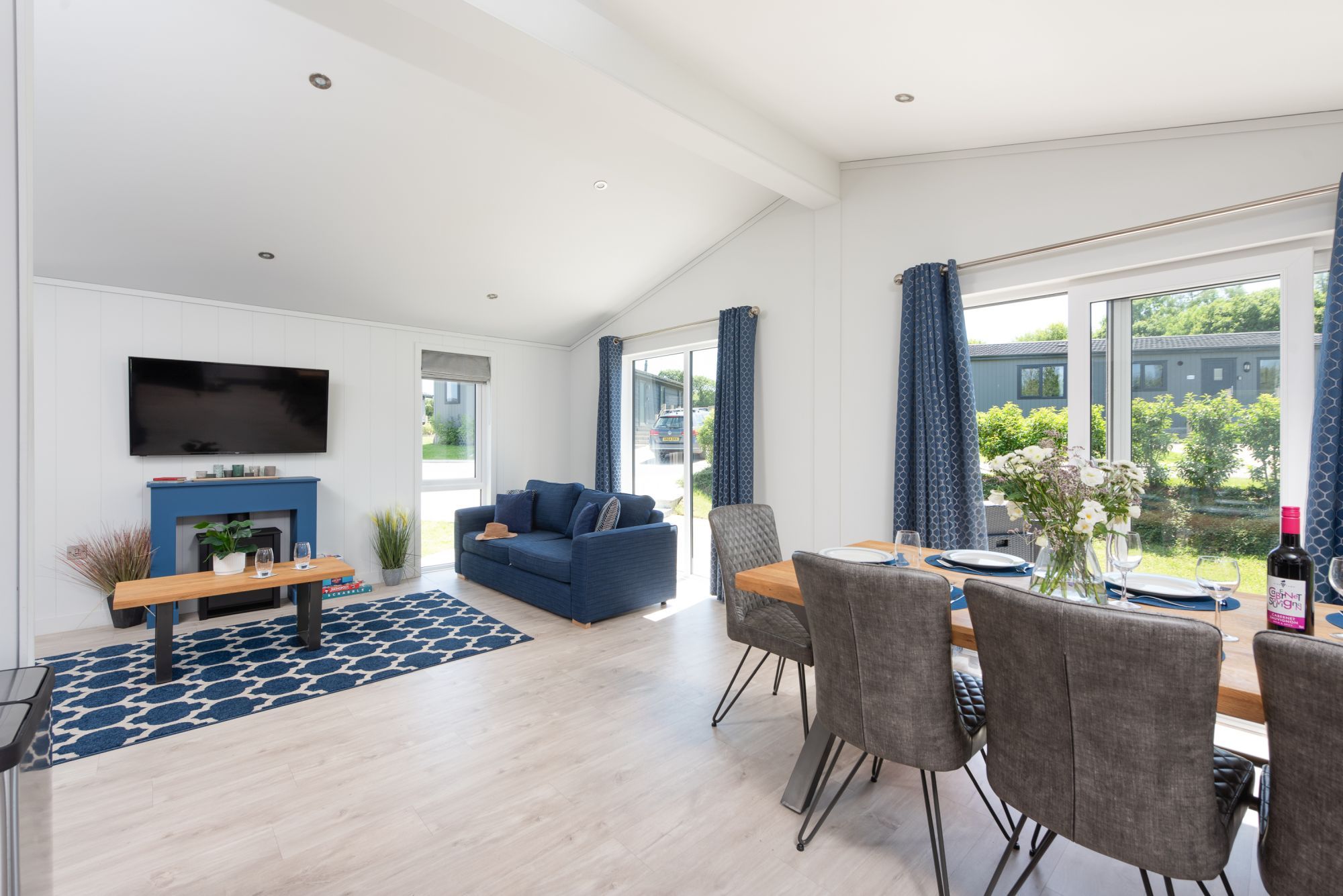 Buttercup Lodge, 33 Roadford Lake Lodges - photo 2