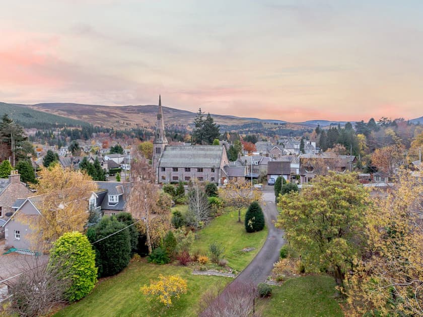 Craigendarroch House - photo 4