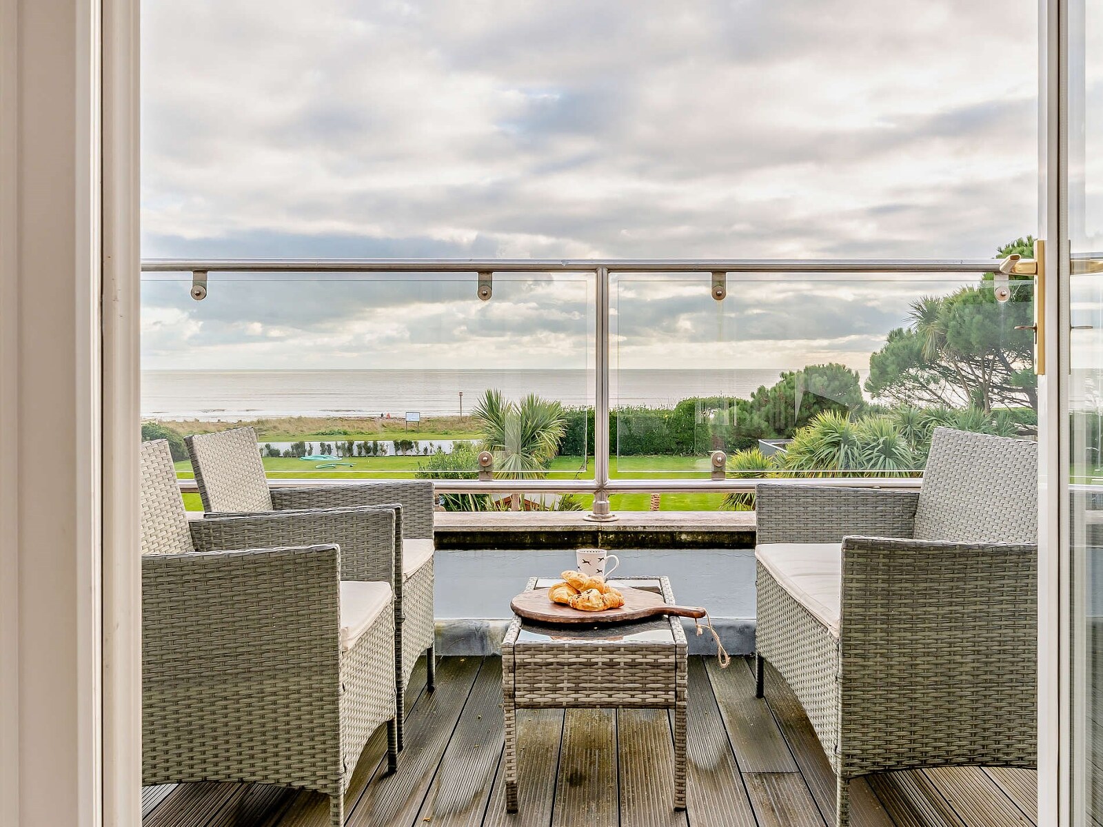 Coastal Breeze - Seafront Luxury & Outdoor Fun - photo 4