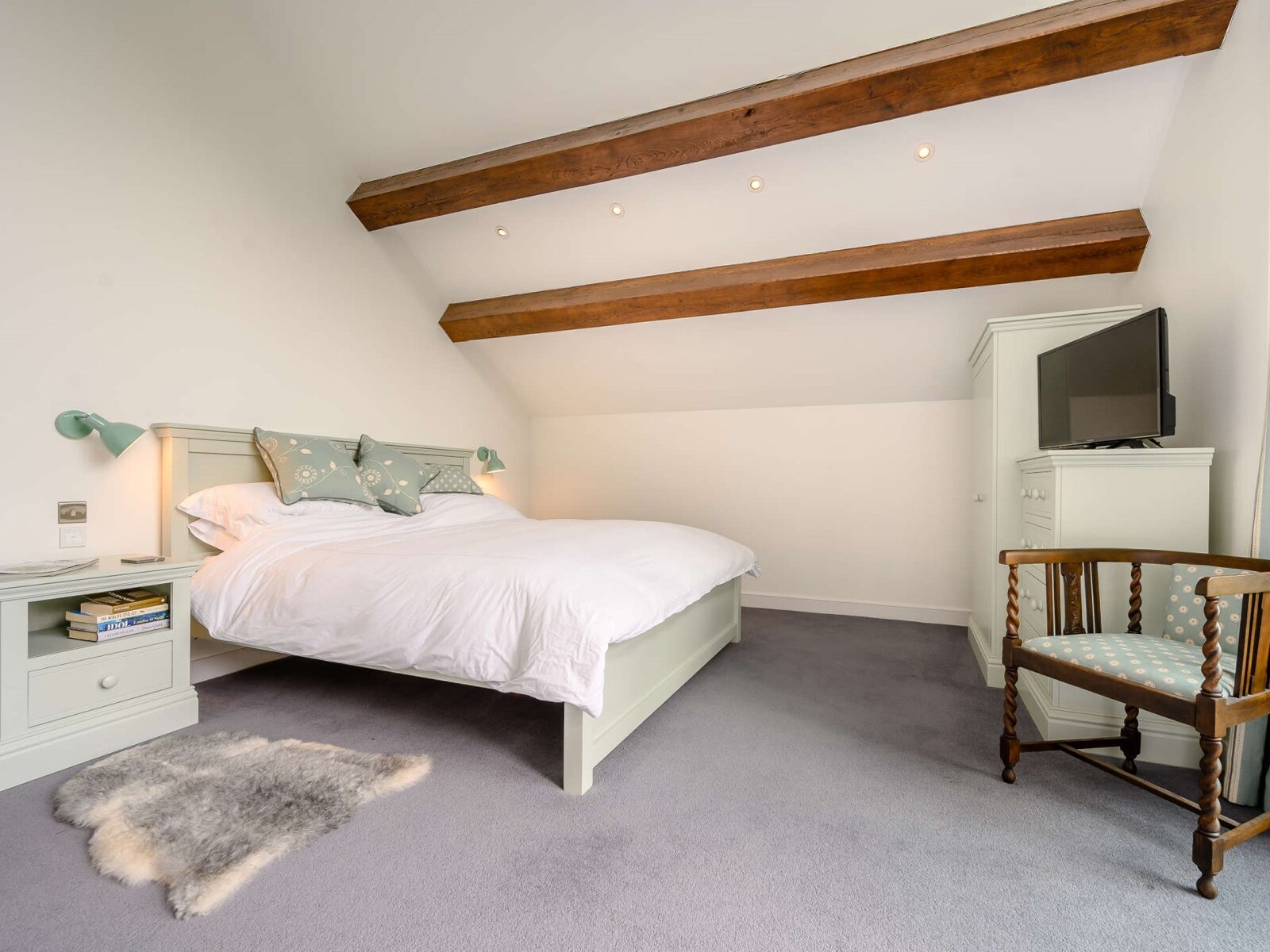 Lakeside Retreat - Historic Charm & Modern Luxuries - photo 5
