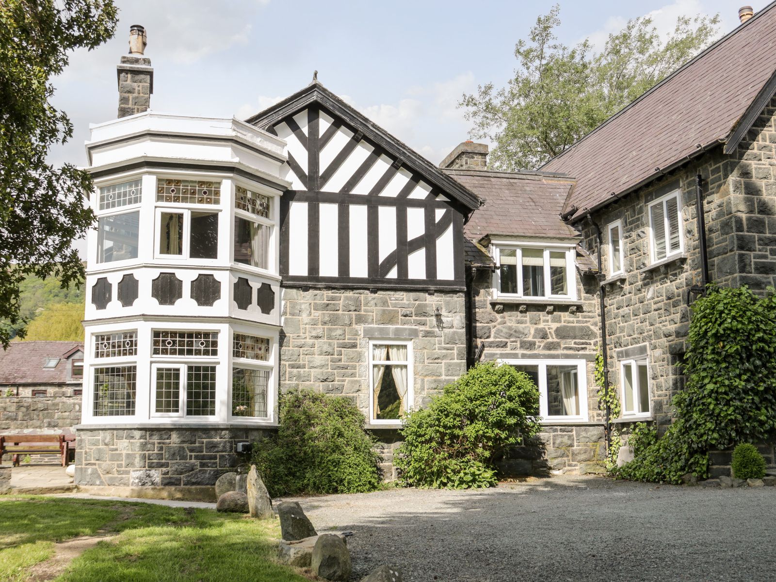 Gwern Borter Manor - photo 2