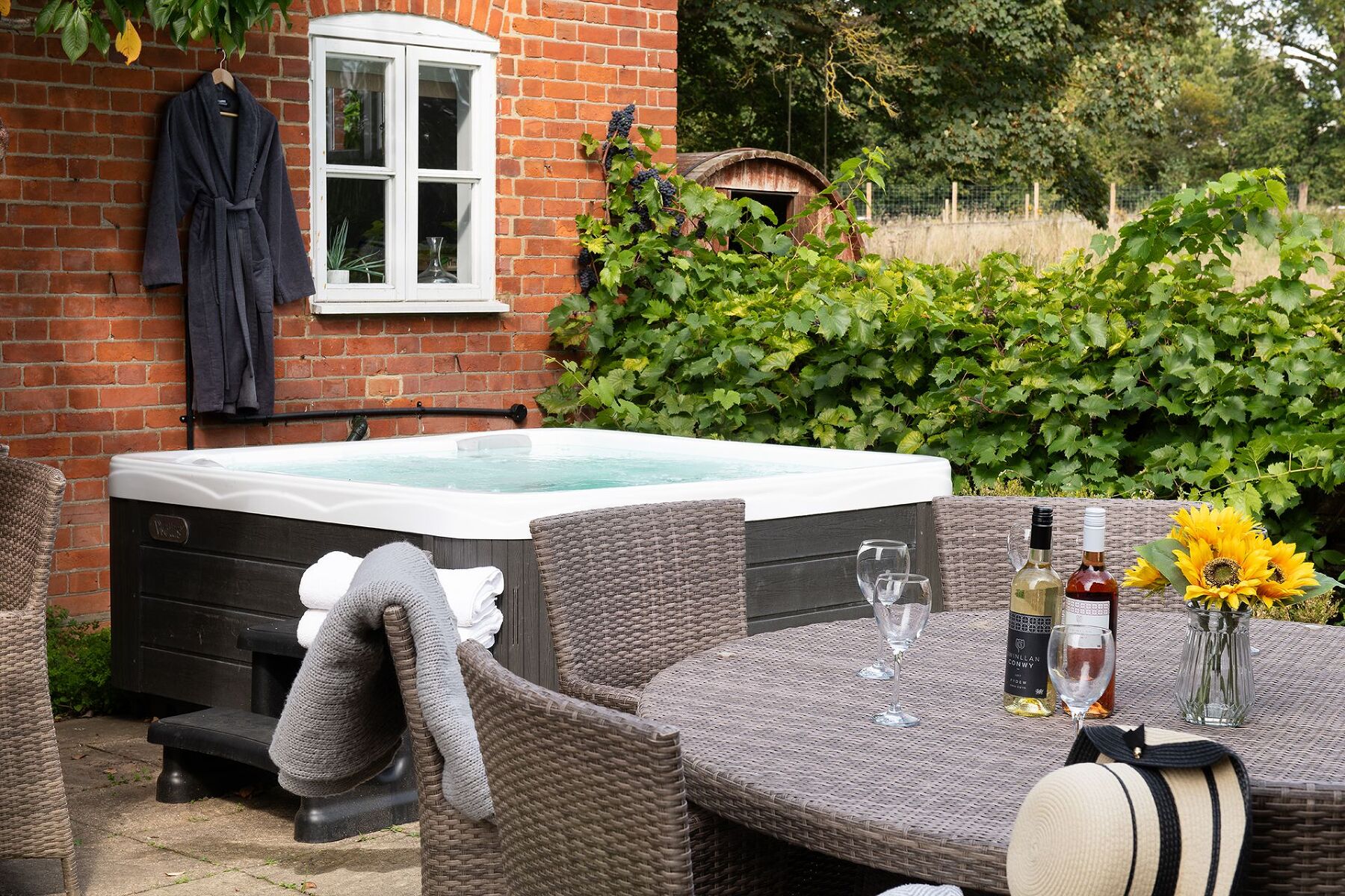 Hedge Farmhouse - photo 4