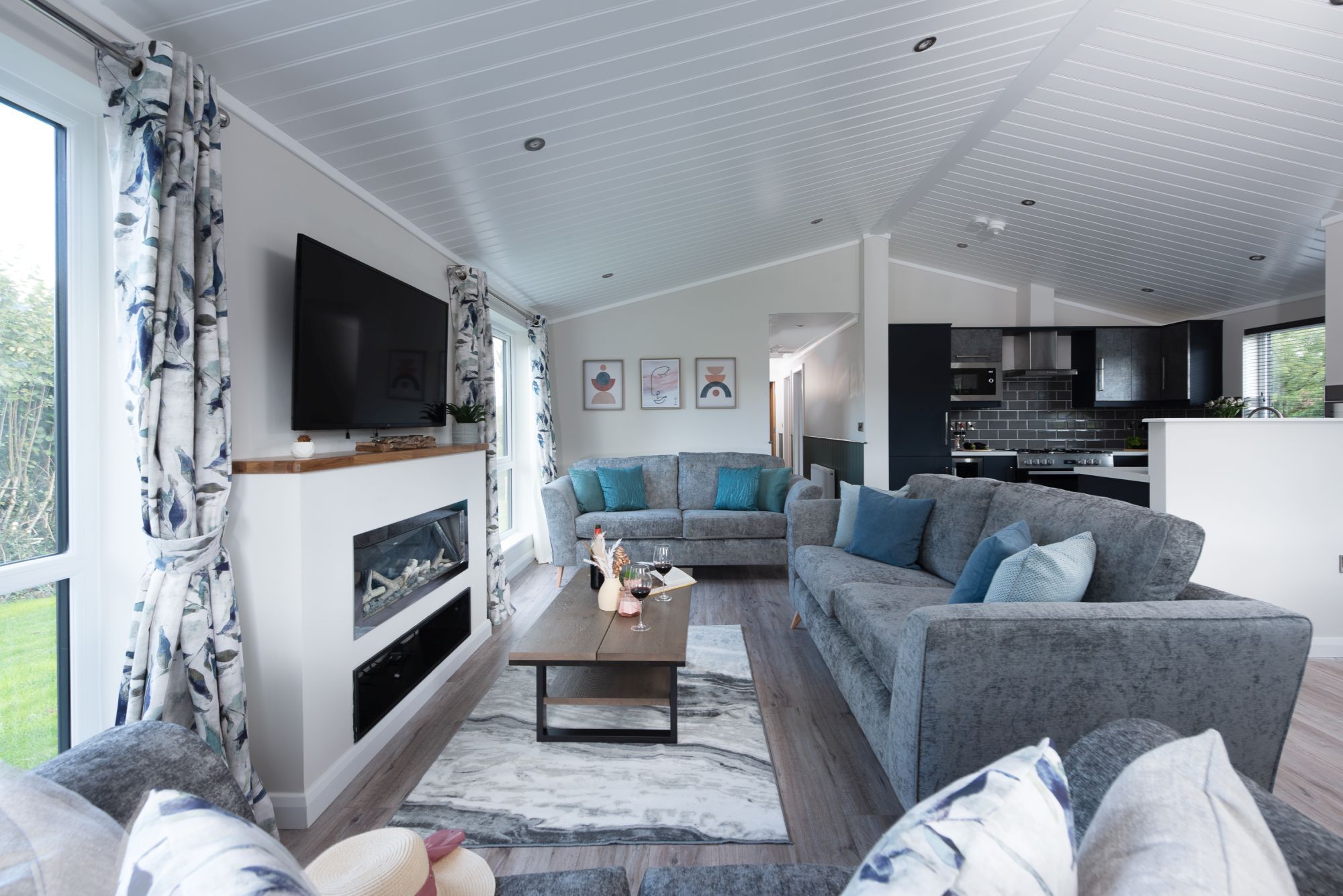 Iris Lodge, 18 Roadford Lake Lodges - photo 2
