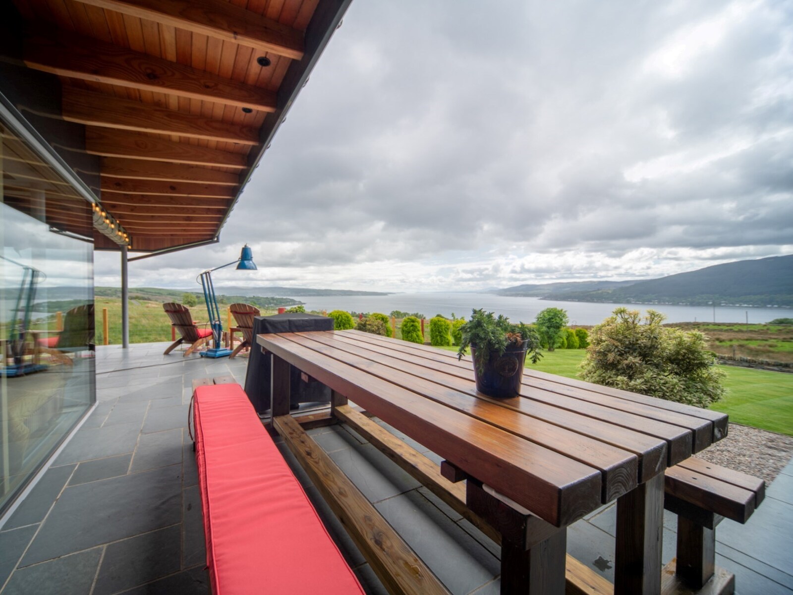 The Highland Jukebox - Luxurious Lochside Retreat - photo 4
