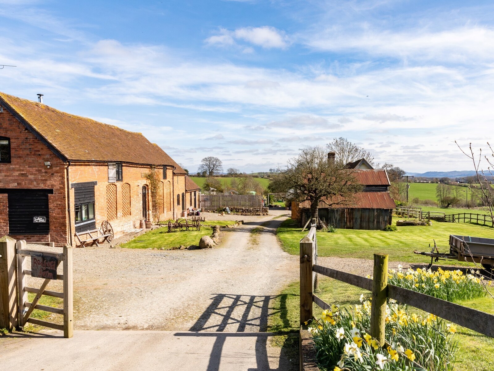 Riverside Retreat - Stylish Barn & Country Charm - photo 2