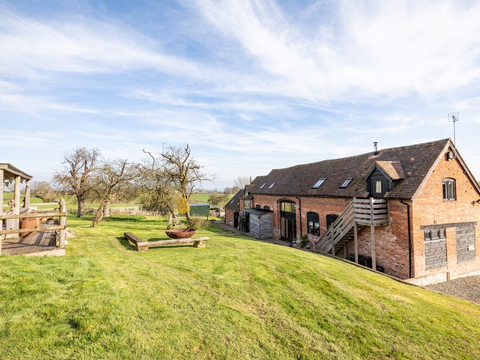 Riverside Retreat - Stylish Barn & Country Charm - photo 3