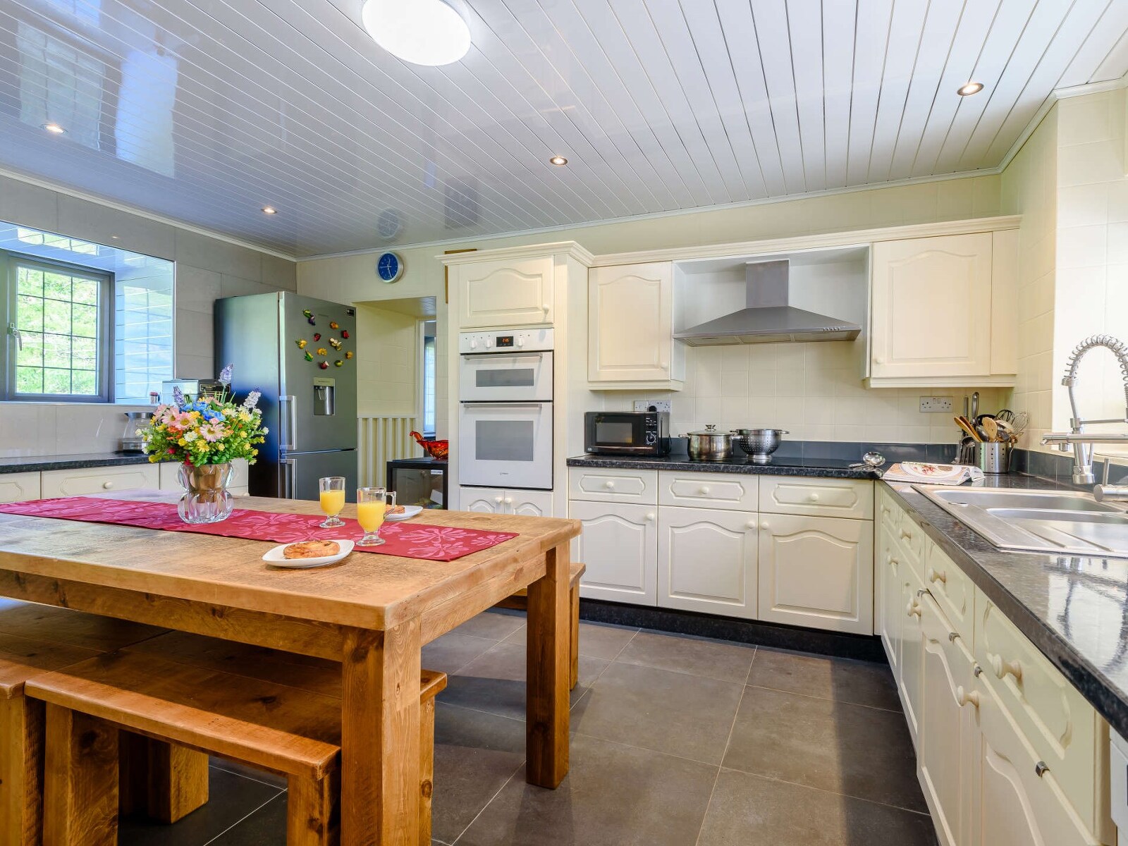 The Peakview Retreat - Spacious Family Home with Pool & Games Room - photo 2