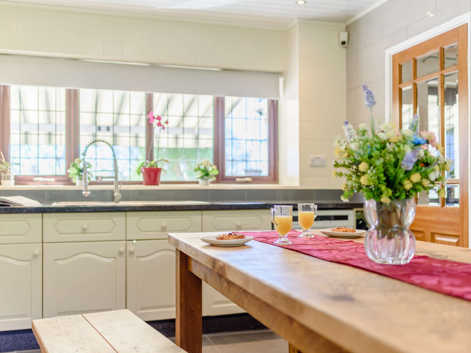 The Peakview Retreat - Spacious Family Home with Pool & Games Room - photo 4