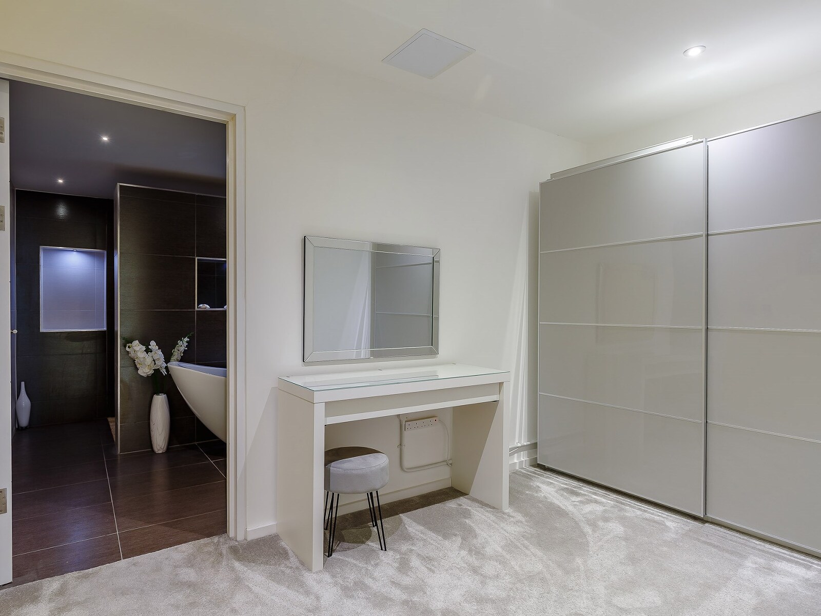 River's Edge - Luxurious Riverside Retreat - photo 2