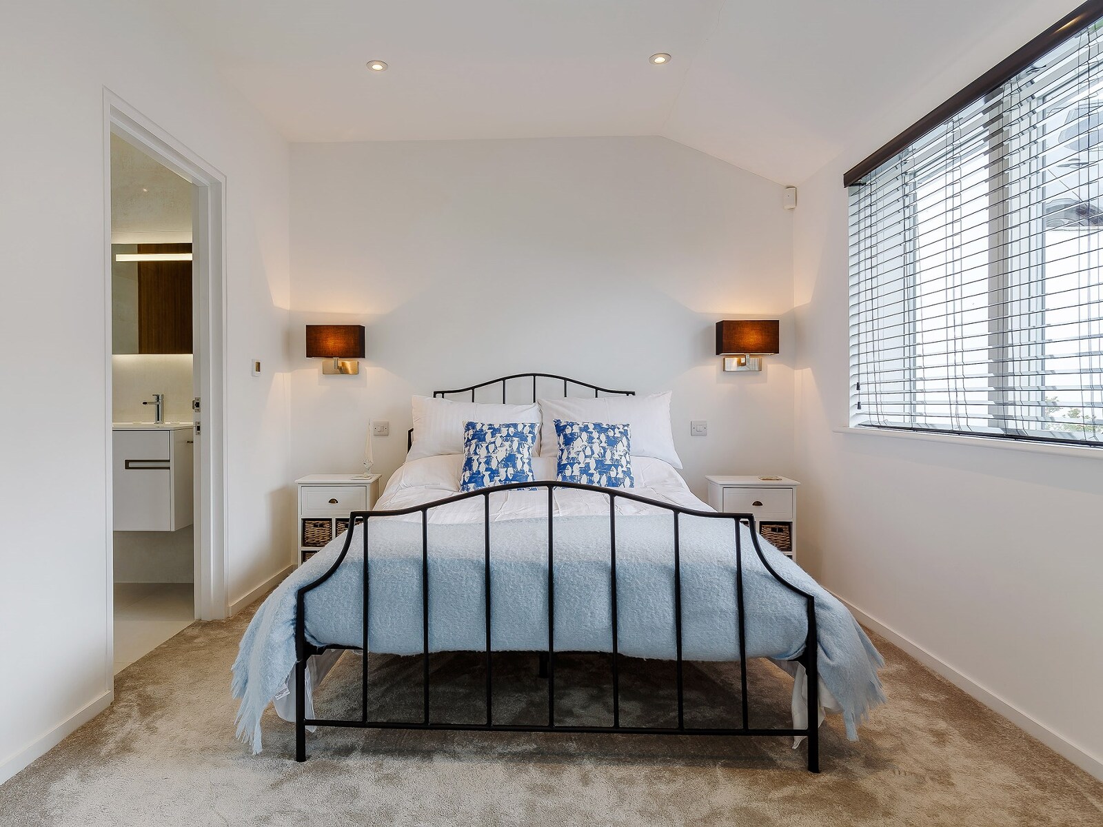 River's Edge - Luxurious Riverside Retreat - photo 3