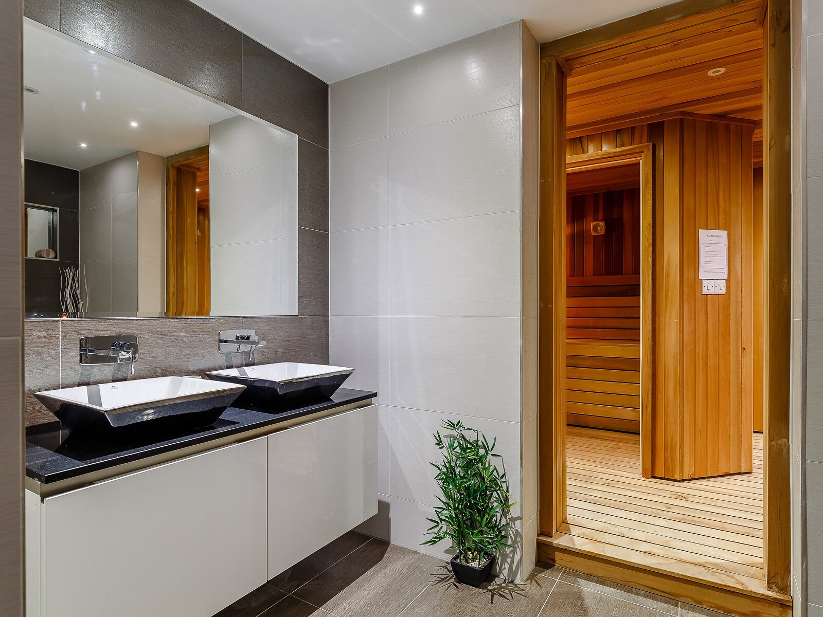 River's Edge - Luxurious Riverside Retreat - photo 4