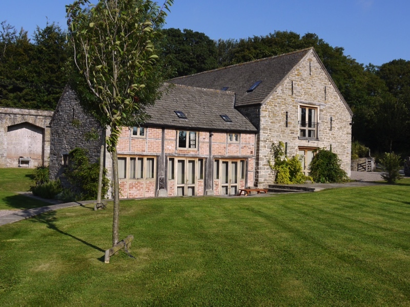 Cwmhir Court Haven - Restored Barn, Stunning Views & Outdoor Fun - photo 3