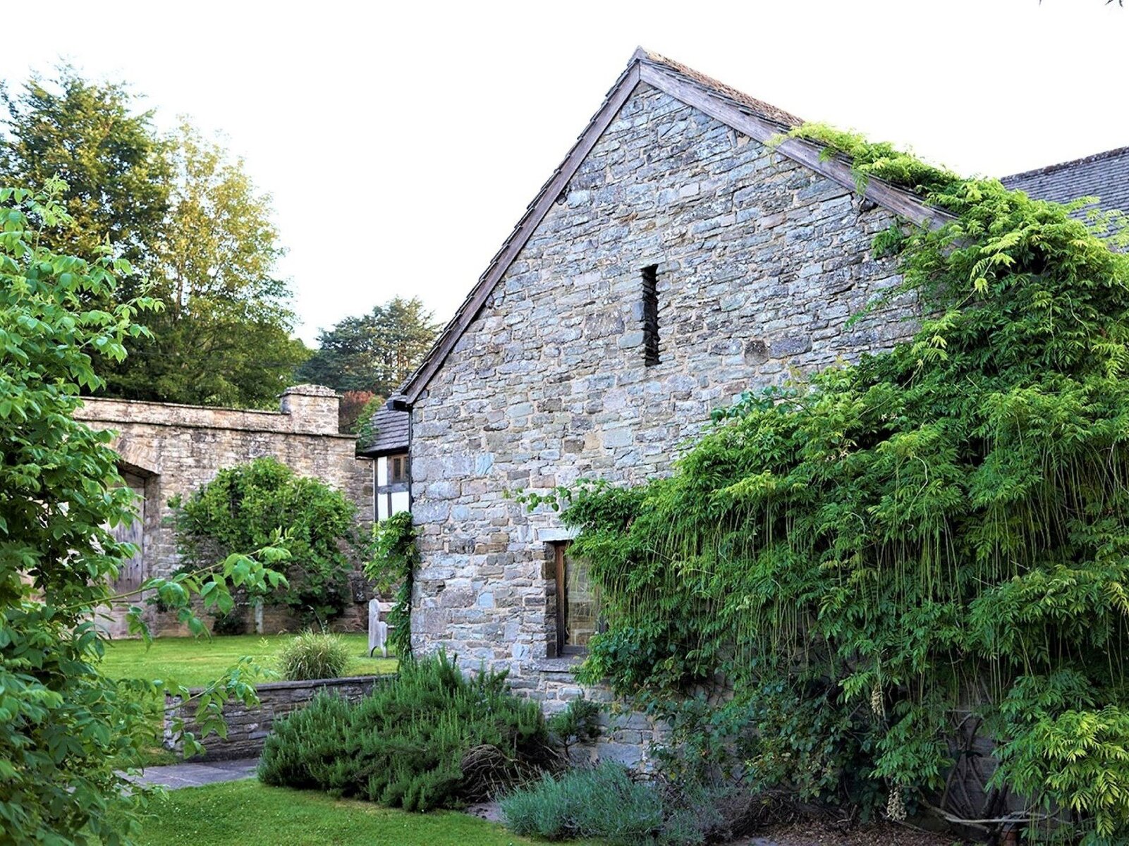 Cwmhir Court Haven - Restored Barn, Stunning Views & Outdoor Fun - photo 4