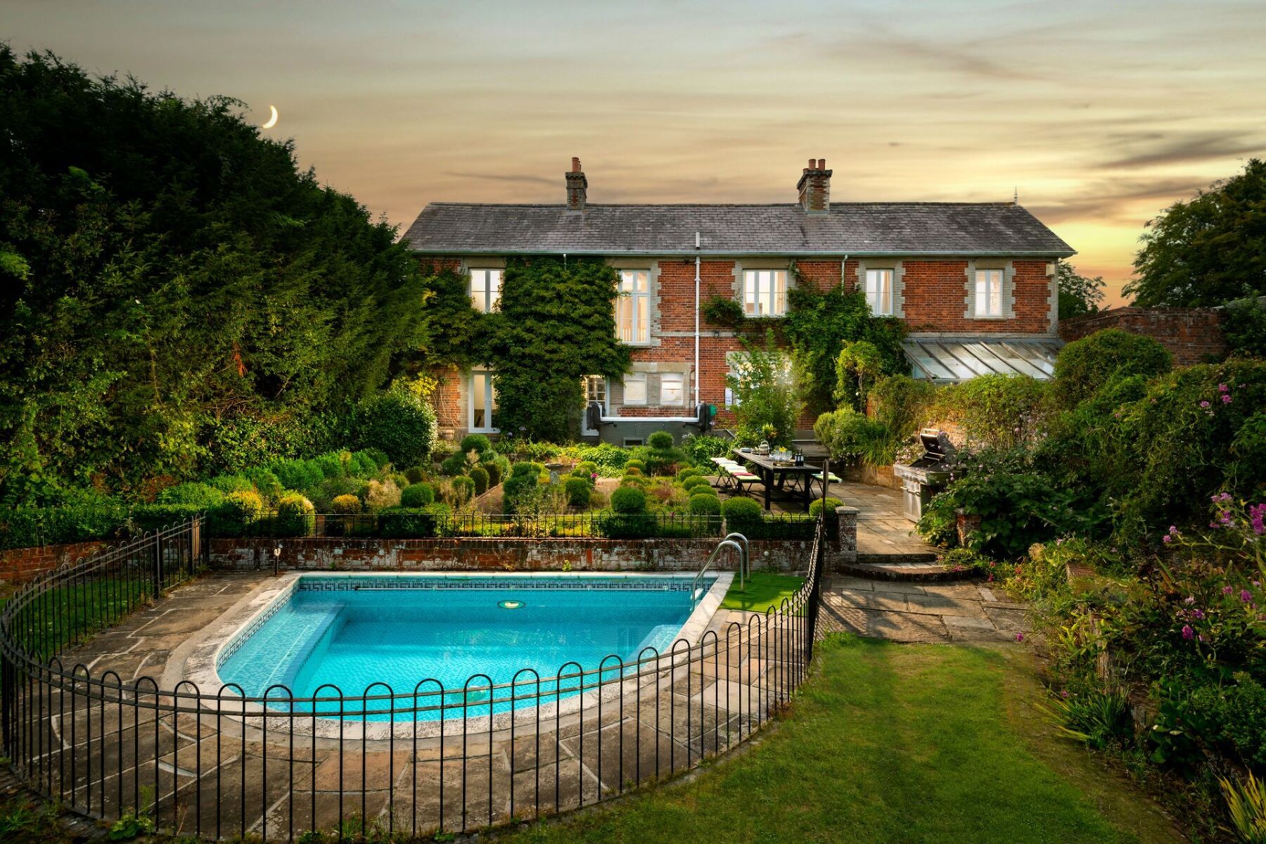 The Victorian Manor - photo 2
