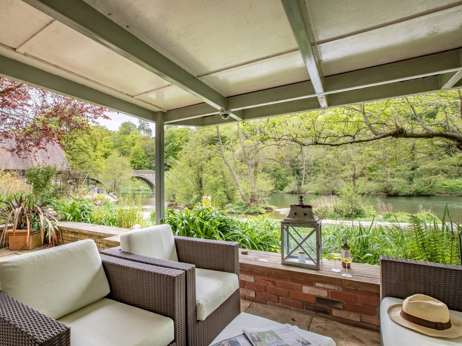 River's Edge - Luxurious Riverside Retreat - photo 3