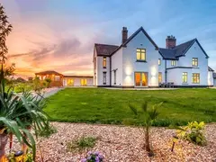 Panorama Palace - Luxe Country Retreat
