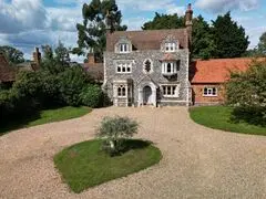 Hedge Farmhouse